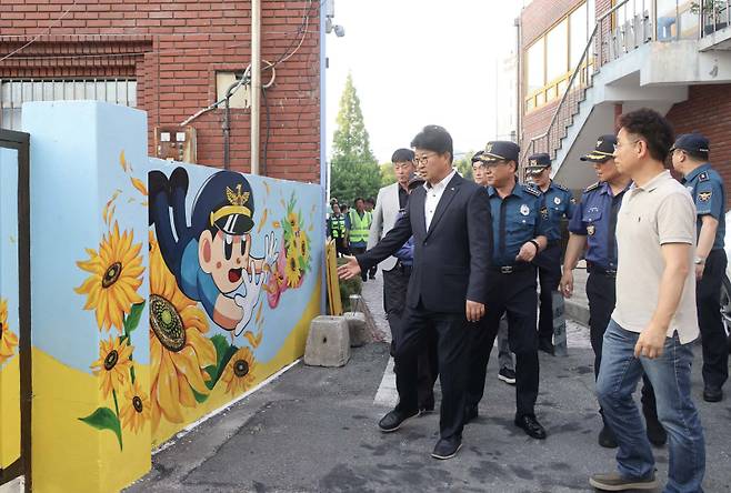 최충규 대전 대덕구청장이 23일 범죄예방도시환경 선도사업 ‘꿈나무 안심길’을 둘러보고 있다. 대덕구