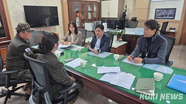 강원 고성군과 군부대가 관·군 공공의료 협력사업에 대해 논의하고 있다.