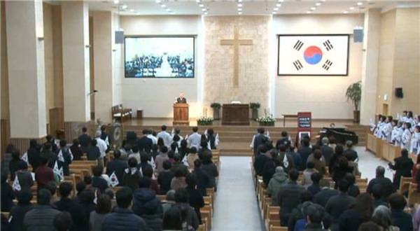 문성모 목사가 2019년 서울 강남구 강남제일교회에서 삼일운동 100주년 기념 예배를 드리고 있다. 교인들은 손에 태극기를 든 채 애국가를 불렀다. 문 목사 제공