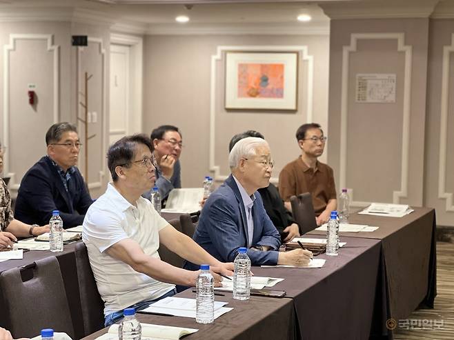 미래목회포럼 관계자들이 23일 제주도 제주시의 한 호텔에서 열린 ‘리더십 콘퍼런스’에서 강연을 듣고 있다. 앞줄 왼쪽부터 미래목회포럼의 이상대 이사장, 정성진 고문.