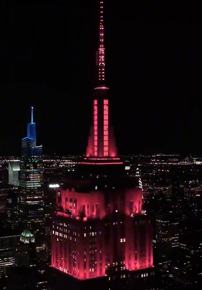 지난 16일 엠파이어 스테이트 빌딩이 스트레이 키즈를 상징하는 붉은색으로 물든 모습. 엠파이어 스테이트 빌딩 공식 SNS 캡처