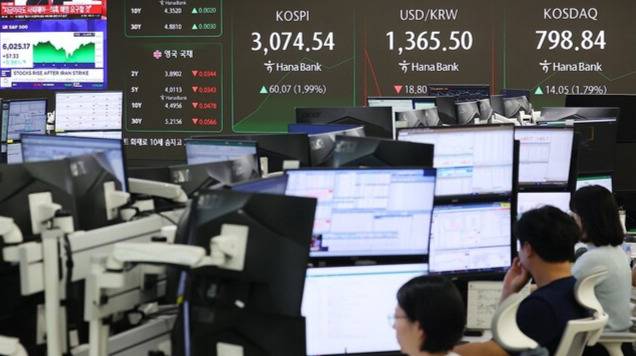 코스피 3% 급등 3년9개월만 3,100선 돌파. 연합뉴스