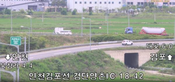 24일 오후 인천김포고속도로 검단양촌 나들목(IC) 인천 방향 진입 램프에 사고 차량들이 서 있다. 인천김포고속도로 폐쇄회로(CC)TV 갈무리