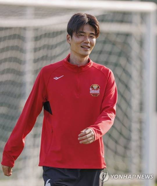 동료들과 대화하는 기성용 / 사진=연합뉴스