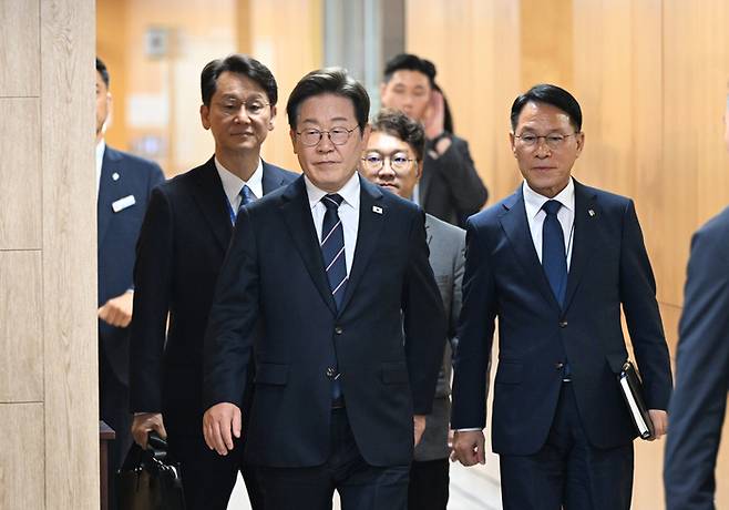 이재명 대통령이 23일 서울 용산 대통령실에서 열린 제1차 대통령 주재 수석보좌관회의에 참석하고 있다. [김호영 기자]