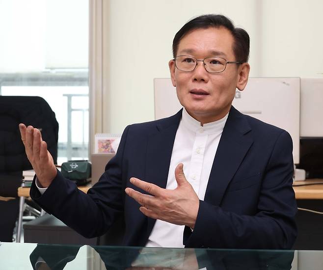 지난 10일 김한석 테크밸리 대표가 경기 경남시 테크밸리 사무실에서 매일경제와 인터뷰하며 정부 R&D 정책이 벤처기업 성장에 미친 영향을 설명하고 있다. [한주형 기자]