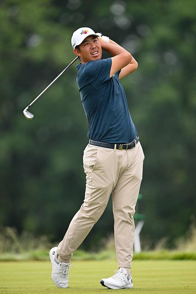 아이언 샷을 한 뒤 공을 바라보고 있는 안병훈. AFP 연합뉴스