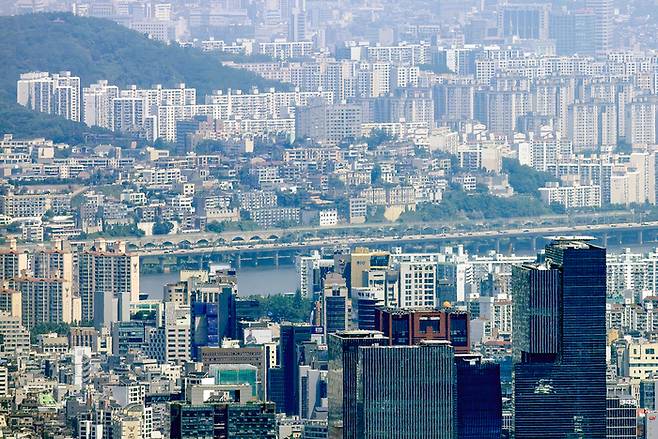 22일 경기도 성남시 청계산 매바위에서 바라본 서울 서초구·강남구(아래)와 한강 이북 아파트 단지. [사진 출처 = 연합뉴스]