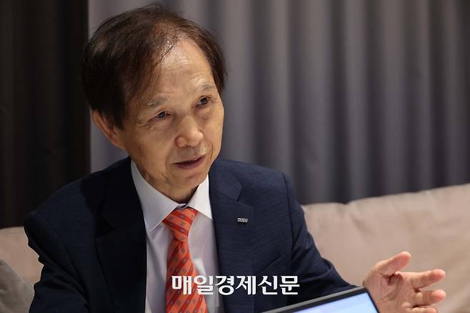 이광형 KAIST 총장이 지난해 9월 매일경제와 인터뷰하고 있는 모습. [사진=한주형 기자]