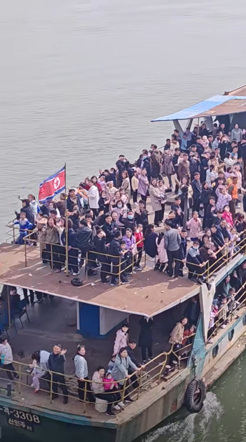 지난 4월 북한 유람선이 북한 주민들을 태운채 운행중인 가운데 탑승한 북한 주민들이 중국 단둥쪽을 향해 손을 흔들고 있다. [더우인 캡처]