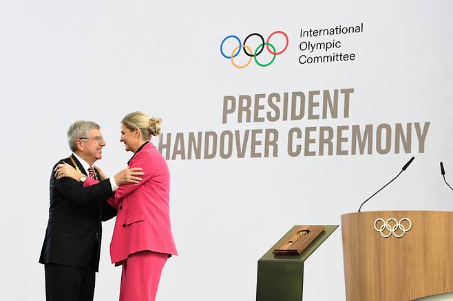 커스티 코번트리 신임 IOC 위원장(오른쪽)이 24일 열린 IOC 위원장 이취임식에서 전임 토마스 바흐 위원장과 인사를 나누고 있다. 신화연합뉴스