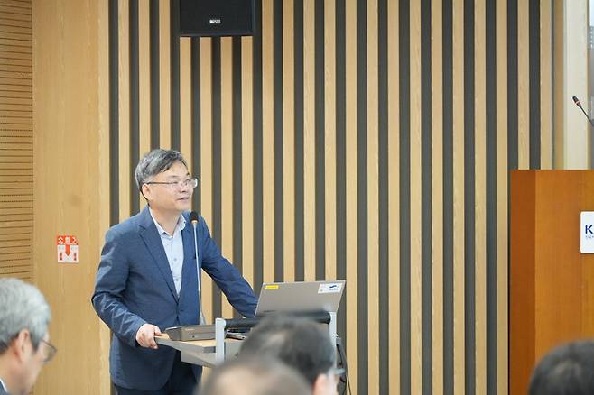 조철 산업연구원 선임연구위원은 ‘R&D 지원 확대를 통한 한국 미래차 생태계 강화 전략’을 주제로 발표를 진행하고 있다 [자료출처=KAMA]