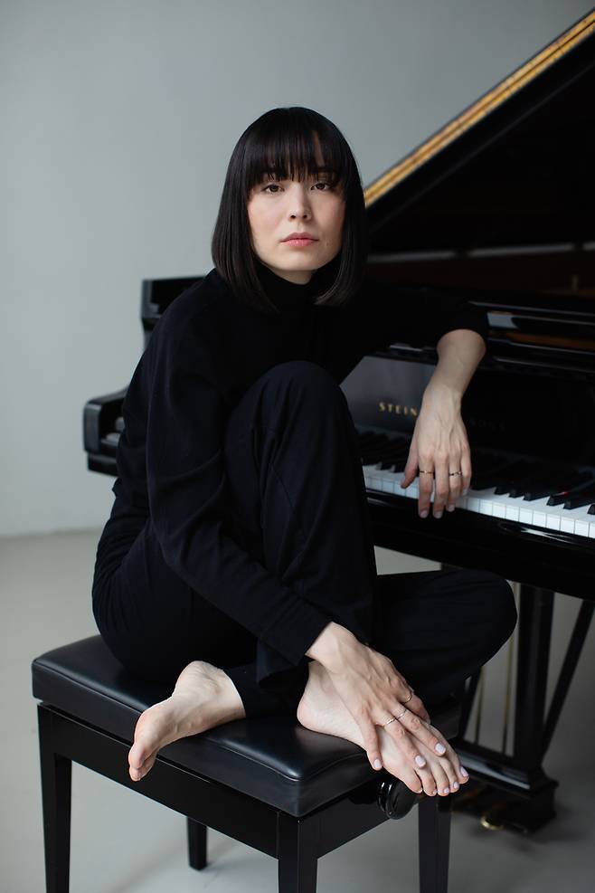 ‘맨발의 연주’로 유명한 일본계 독일 피아니스트 알리스 사라 오트. 사진제공=마스트 미디어·©HannesCaspar