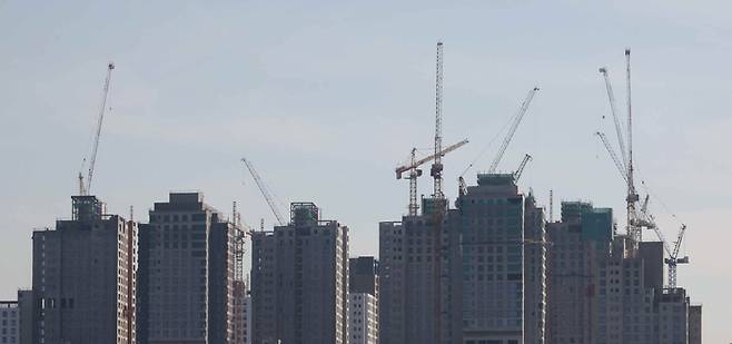 서울 한 아파트 건설현장에 멈춰 서 있는 타워크레인. 사진과 기사는 관련 없음. [박형기 기자]