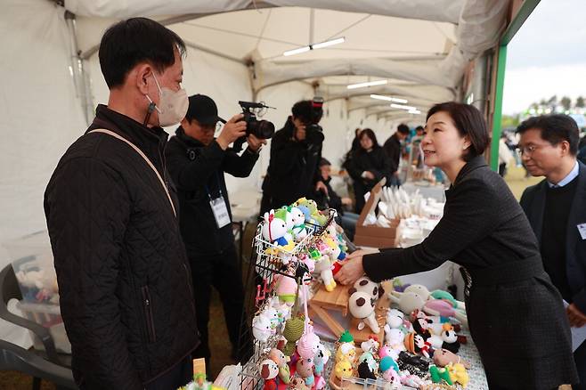 오영주 중소벤처기업부 장관이 판매 부스를 방문해 제품을 구매하고 있다. 중소벤처기업부