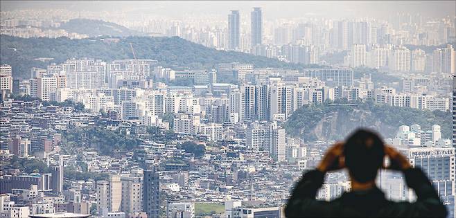 전문가들은 역대 진보 정권에서 나온 ‘고강도 규제’가 이번 정부에서도 이어질 수 있다고 우려한다. 사진은 서울 아파트 전경. (연합뉴스)