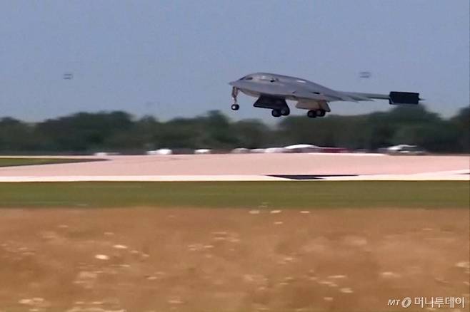 미국 공군 B-2 스텔스 폭격기가 지난 22일(현지시간) 이란의 주요 핵 시설을 공격한 후 미주리주 화이트먼 공군기지로 귀환하고 있다. /화이트먼 공군기지 로이터=뉴스1