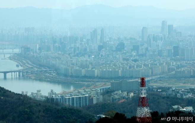 [서울=뉴시스] 김진아 기자 = 서울시는 지난 2일 제5차 도시계획위원회를 열고 주요 재건축단지 등 4곳(압구정, 여의도, 목동, 성수전략) 총 4.58㎢ 구역을 토지거래허가구역으로 재지정했다고 3일 밝혔다.  대상 지역은 강남구 압구정 아파트지구, 영등포구 여의도 아파트지구와 인근 17개 단지, 양천구 목동 택지개발사업 14개 단지, 성동구 성수전략정비구역(1~4구역)이다. 사진은 3일 서울 압구정·성수동 일대. 2025.04.03. bluesoda@newsis.com /사진=김진아