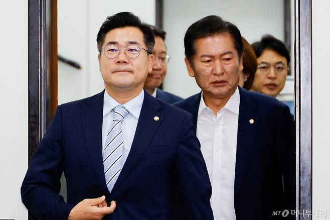 (서울=뉴스1) 안은나 기자 = 박찬대 더불어민주당 대표 직무대행 겸 원내대표(왼쪽)와 정청래 최고위원이 12일 오전 서울 여의도 국회에서 열린 최고위원회의에 입장하고 있다. 2024.8.12/뉴스1  Copyright (C) 뉴스1. All rights reserved. 무단 전재 및 재배포,  AI학습 이용 금지. /사진=(서울=뉴스1) 안은나 기자