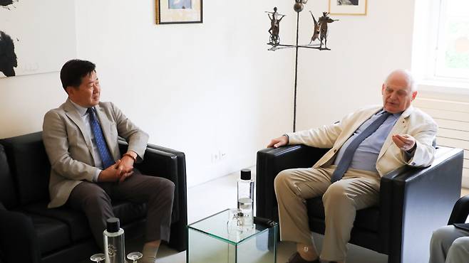 오영훈 제주지사(왼쪽)가 로랑 쁘띠지라르 프랑스 한림원 사무총장과 면담하고 있다. /사진제공=제주특별자치도