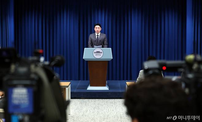 [서울=뉴시스] 최진석 기자 = 강훈식 비서실장이 23일 서울 용산 대통령실에서 이재명 대통령의 11개 부처 장관 후보자 지명 관련 브리핑을 하고 있다. 2025.06.23.