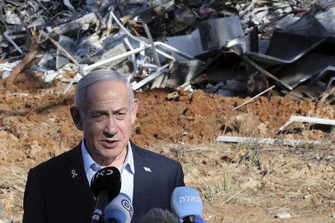 베냐민 네타냐후 이스라엘 총리가 20일(현지 시간) 이스라엘 레호보트에서 이란의 미사일 공격을 받은 와이즈만 과학연구소를 방문해 성명을 발표하고 있다. /AP=뉴시스