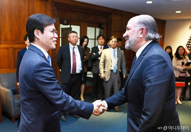 (서울=뉴스1) = 여한구 산업통상자원부 통상교섭본부장이 23일(현지시간) 미국 워싱턴 D.C 상무부 회의실에서 하워드 러트닉 미국 상무부 장관과 악수를 나누고 있다. (산업통상자원부 제공. 재판매 및 DB 금지) 2025.6.24/뉴스1  Copyright (C) 뉴스1. All rights reserved. 무단 전재 및 재배포,  AI학습 이용 금지. /사진=(서울=뉴스1)