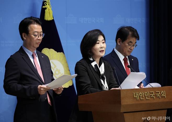 [서울=뉴시스] 국민의힘 곽규택(왼쪽부터), 김희정, 배준영 국무총리 인사청문특별위원회 위원들이 20일 오전 서울 여의도 국회 소통관에서 김민석 국무총리 후보자 전처의 공공기관 낙하산 의혹과 장남의 청심국제고 진학을 위한 변칙 전학 의혹 관련 기자회견을 하고 있다. 2025.06.20.