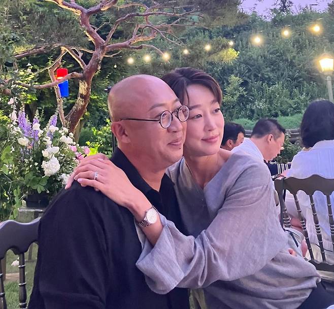 최여진이 재벌·불륜·교주설에 휩싸였던 돌싱 남편 김재욱과 함께 박하나 결혼식에 참석했다. /사진=인스타그램 갈무리