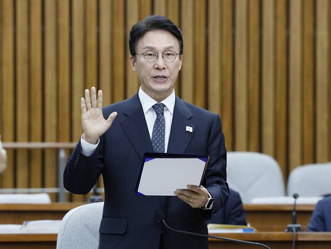 김민석 국무총리 후보자가 24일 서울 여의도 국회에서 열린 인사청문회에서 국무총리로 일할 기회가 주어진다면 그 책임과 의무를 다하기 위해 최선을 다하겠다"고 발언했다. 김민석 국무총리 후보자가 24일 서울 여의도 국회에서 열린 인사청문회에 출석해 선서를 하고 있다. /사진=뉴스1