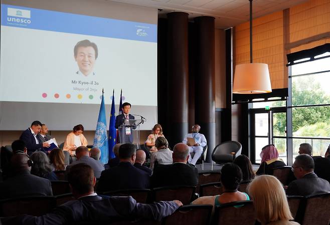 조규일 진주시장이 프랑스에서 열린 유네스코 창의도시  네트워크 연례회의에서 발표하고 있는 모습./사진=진주시