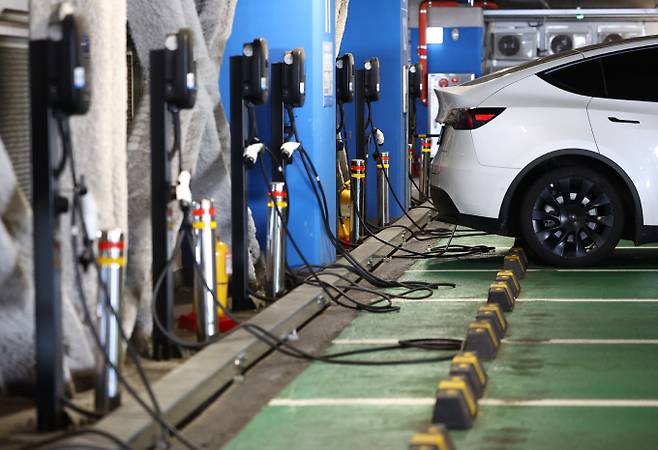 정부가 친환경차 관련 추경 예산을 5000억원 이상 줄였다. 사진은 서울 시내 한 쇼핑몰에 설치된 전기차 충전소. /사진=뉴시스