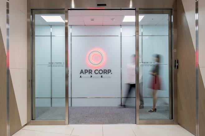 에이피알이 아마존 뷰티 카테고리 검색량에서 1위를 차지하며 자체 브랜드력을 입증했다. 23일 에이피알은 종가 기준 시가총액 5조3756억원으로 국내 뷰티업계 2위인 LG생활건강의 시총을 처음으로 넘어섰다. /사진=에이피알