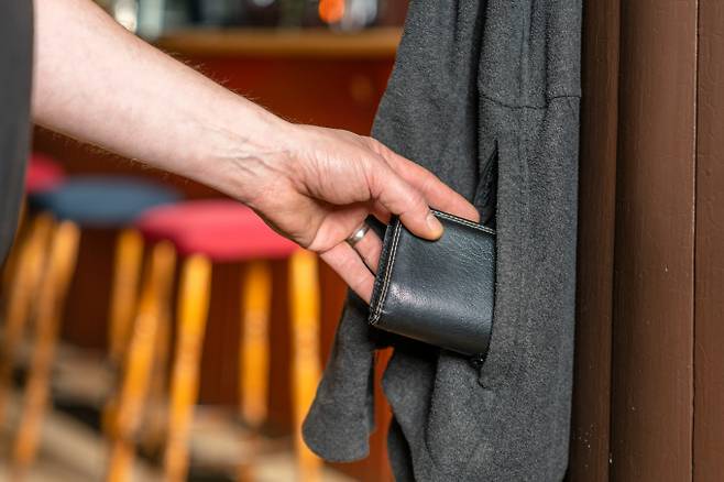 중국 명문대 졸업생이 소매치기로 훔친 돈을 여행 자금으로 쓴 것이 밝혀져 논란이 일고 있다. 사진은 소매치기 관련 이미지. /사진=클립아트코리아