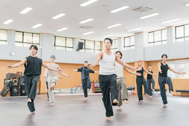 국립무용단의 남성 무용수들이 지난 9일 서울 중구 국립극장 연습실에서 신작 ‘파이브 바이브’를 시연하고 있다. 무용단의 이재화 단원은 “역동적이고 강렬한 매력과 동시에 한복 속에 가려져 있던 남성들의 섬세하고 정적인 움직임을 느낄 수 있을 것”이라고 설명했다. 국립극장 제공