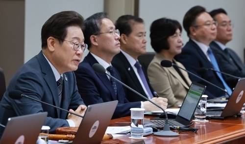 李대통령 국무회의 주재  : 이재명 대통령이 24일 오전 서울 용산구 대통령실 청사에서 국무회의를 주재하면서 발언하고 있다. 연합뉴스