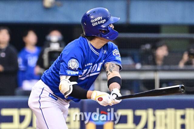 31일 서울 잠실야구장에서 열린 '2025 신한 SOL BANK KBO리그' 삼성 라이온즈와 LG 트윈스 경기. 삼성 류지혁이 8회초 2사에 안타를 치고 있다./마이데일리