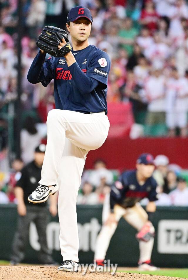 15일 오후 인천SSG랜더스필드에서 진행된 '2025 프로야구 KBO리그' 롯데-SSG의 경기. 롯데 윤성빈이 구원 등판해 역투를 펼치고 있다./마이데일리