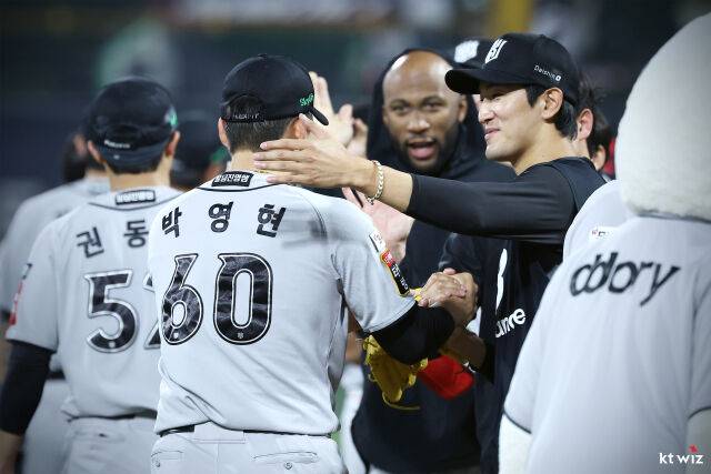 박영현(좌)을 격려하는 고영표(우)./KT 위즈