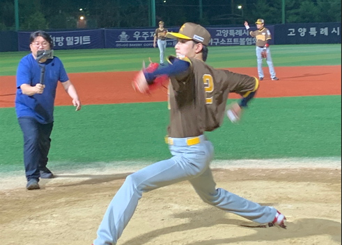 '1박2일' 유선호(스타즈)가 지난 23일 고양 장항야구장에서 열린 더킴로펌배 제19회 한스타 연예인 야구 10주차 브로맨스와 경기서 MVP를 수상했다./한스타미디어