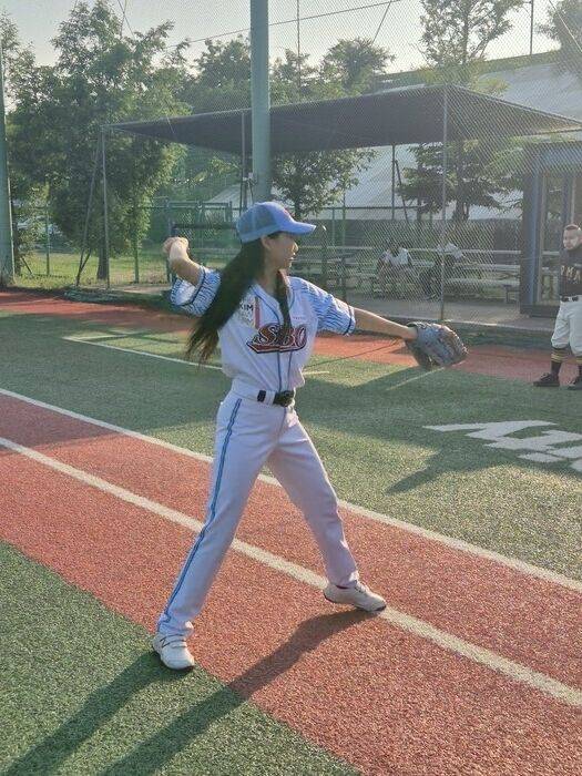 모델 임태희가 지난 23일 더킴로펌배 제19회 한스타 연예인 야구 BMB-조마조마 경기에 앞서 시구를 했다. /한스타미디어