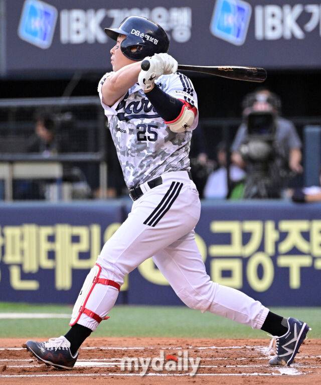 2025년 6월 5일 오후 서울 잠실구장에서 진행된 '2025 신한 SOL뱅크 KBO 리그' KIA 타이거즈와 두산 베어스의 경기. 두산 양의지가 1회말 1사 3루서 우익수 플라이로 선취타점을 만들고 있다./마이데일리