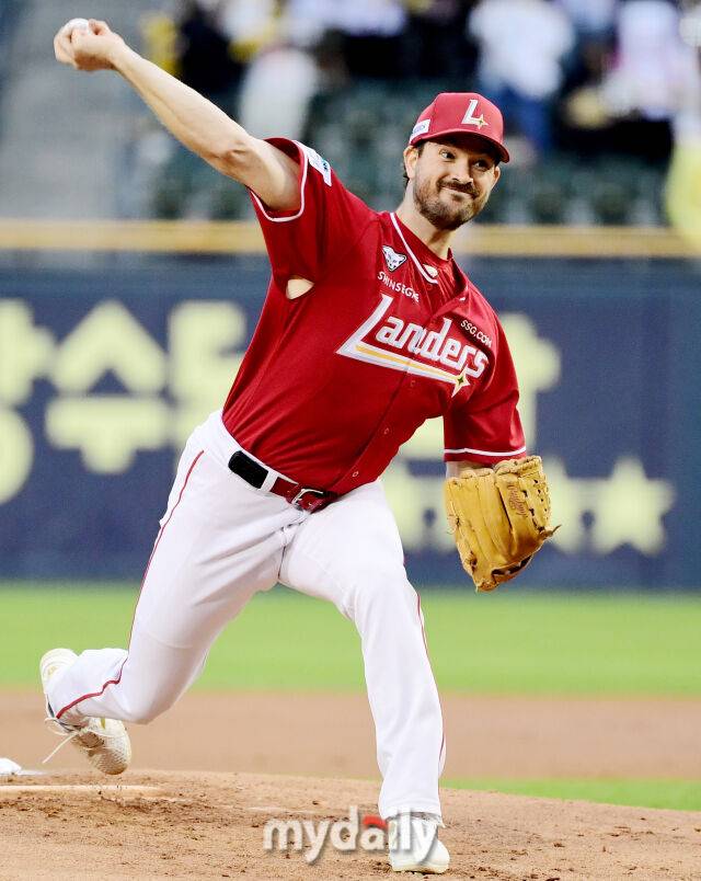 2일 오후 서울 잠실야구장에서 진행된 '2025 프로야구 KBO리그' LG트윈스와 SSG랜더스의 경기. SSG 화이트가 선발등판해 역투하고 있다./마이데일리