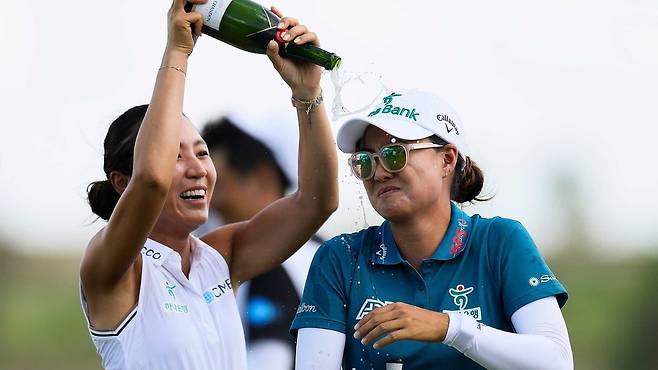 메이저 우승으로 세계랭킹을 6위로 끌어올린 이민지(오른쪽). [사지LPGA]