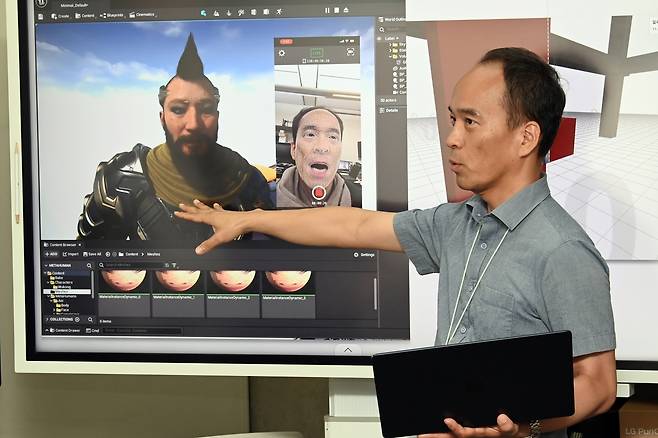ETRI 연구진이 메타버스 캐릭터 구현 기술을 소개하며 국제표준화 연계 가능성을 설명하고 있다.[ETRI 제공]