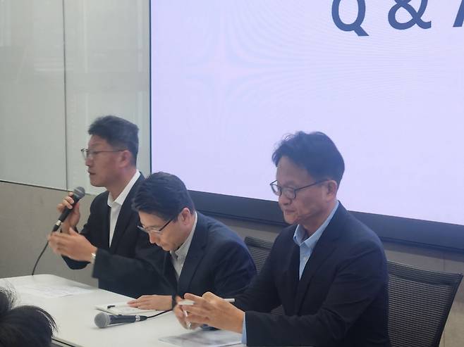 김희섭(왼쪽부터) SKT PR센터장, 임봉호 MNO사업부장, 류정환 네트워크인프라센터장. 고재우 기자