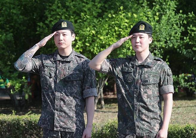 사나이 지민(오른쪽), 정국 전역 거수경례[연합]