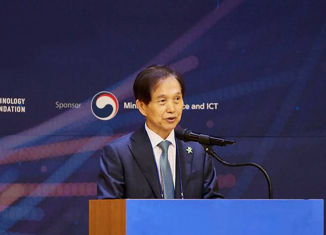 KAIST가 과학기술을 기반으로 국가 혁신을 주도하고 인류 문제 해결에 앞장서는 ‘AI 중심 가치 창출형 과학기술특성화대학’으로 거듭날 계획을 밝혔다. 사진은 이광형 KAIST 총장  [KAIST 제공]