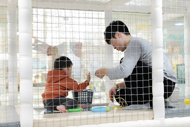 서울형 키즈카페에서 아이와 놀고 있는 아빠 모습. [동대문구 제공]