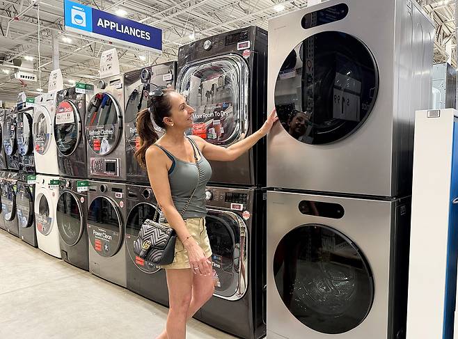 LG전자는 미국 종합 가전 유통업체 로우스(Lowe’s)에 ‘LG 시그니처’ 29인치 세탁기와 건조기 제품 공급을 시작했다. 사진은 로우스 매장을 찾은 한 고객이 ‘LG 시그니처’ 세탁기 및 건조기 제품을 살펴보고 있는 모습  [LG전자 제공]